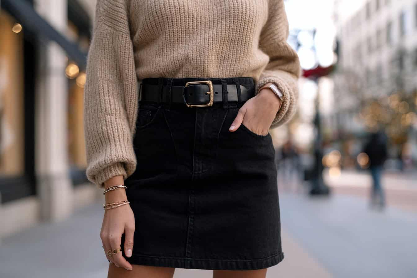 Schwarzer Jeansrock mit grobem Strickpullover und breitem Gürtel