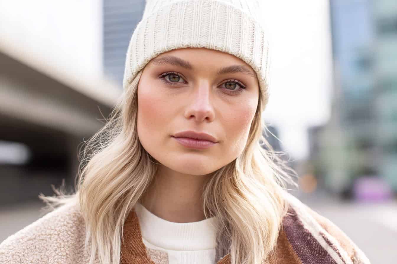 Frau trägt Baseball Jersey Outfit mit Wintermütze